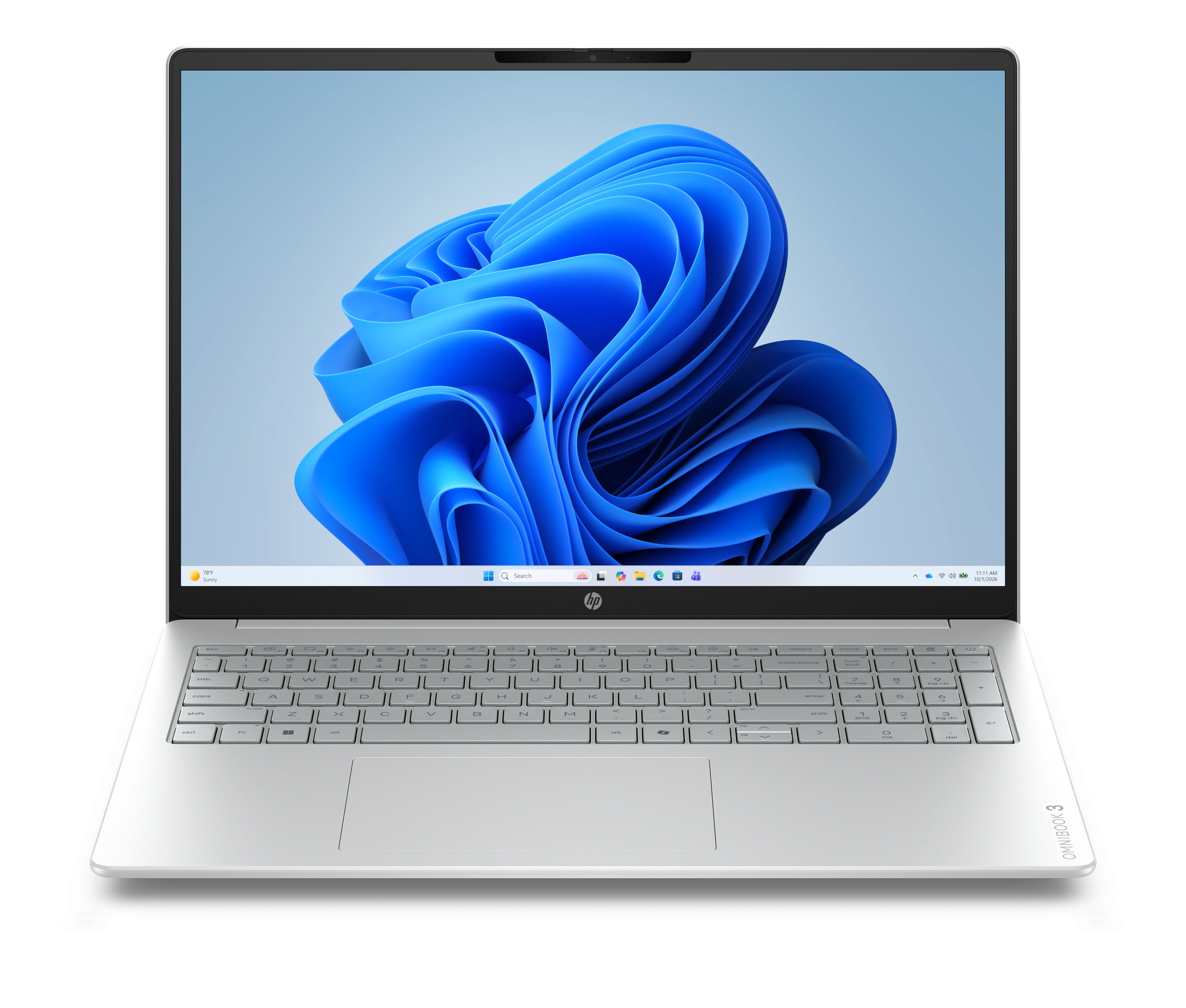 Srebrny laptop z otwartym ekranem, wyświetlający tapetę systemu Windows 11.