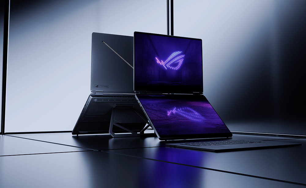 Zwei dunkelgraue Laptops mit leuchtenden lila ROG-Logos auf den Bildschirmen, einer offen, einer geschlossen.