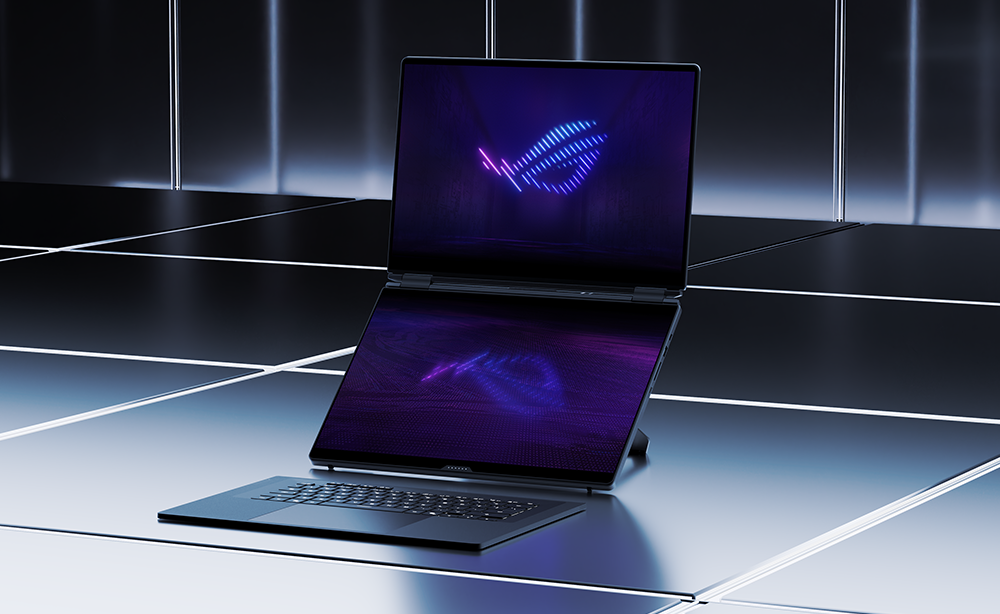 Ein offener Laptop mit zwei Bildschirmen, der ROG-Logo auf beiden Displays.