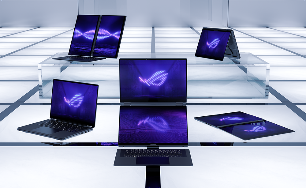 Mehrere Laptops mit leuchtenden Logos und Bildschirmen in einem hellen, modernen Raum.