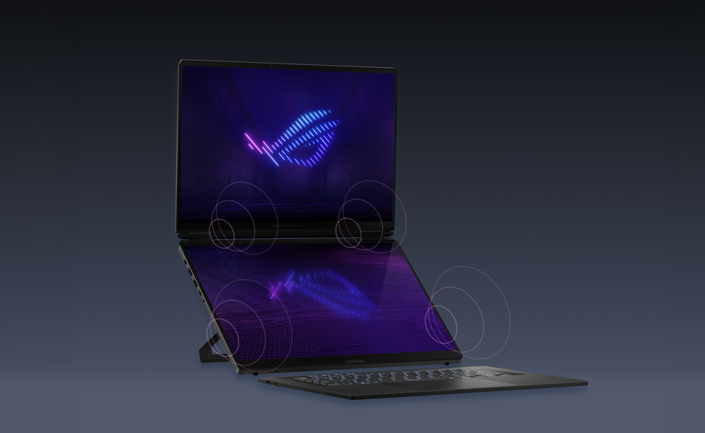 Ein Dual-Screen-Laptop mit blauem Neon-ROG-Logo auf den Bildschirmen. Dunkler Hintergrund.