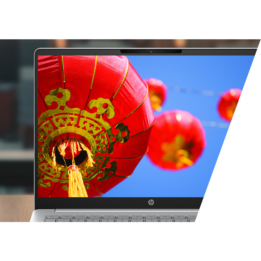 Ein Laptop zeigt rote chinesische Laternen vor blauem Himmel.