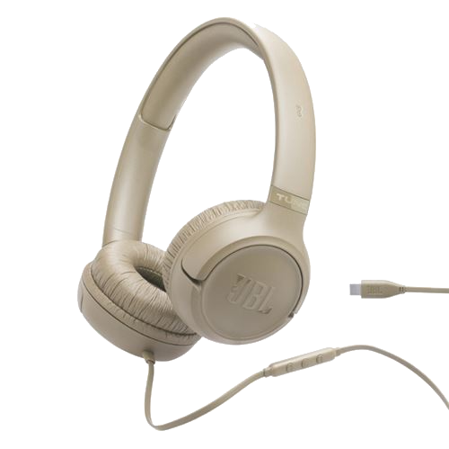 Auriculares JBL beige con cable y conector USB-C, sobre fondo negro.