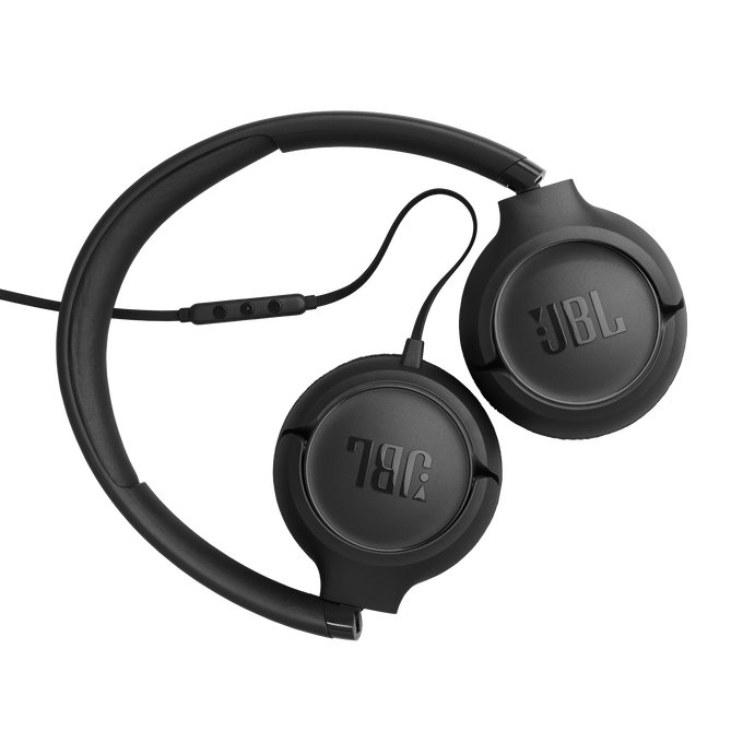 Auriculares JBL negros con diadema y cable con controles en línea sobre fondo negro.