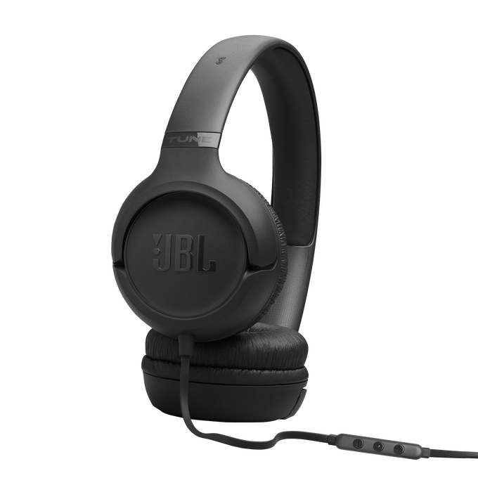 Auriculares JBL negros con cable y control remoto en línea sobre fondo negro.