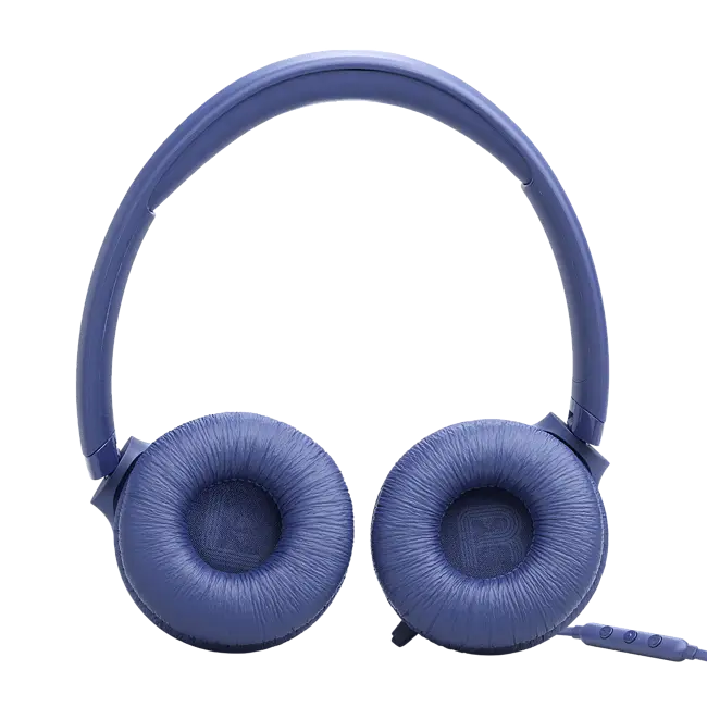 Auriculares azules con diadema y almohadillas en fondo negro.