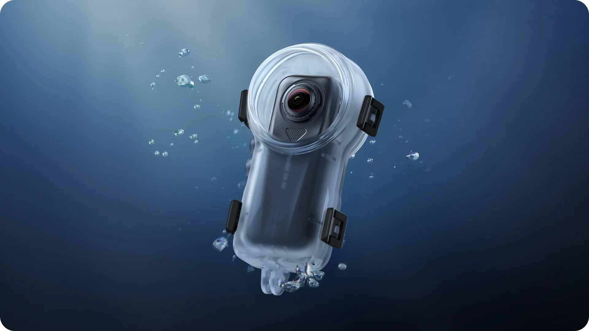 Una funda impermeable con una cámara flotando bajo el agua, con burbujas.