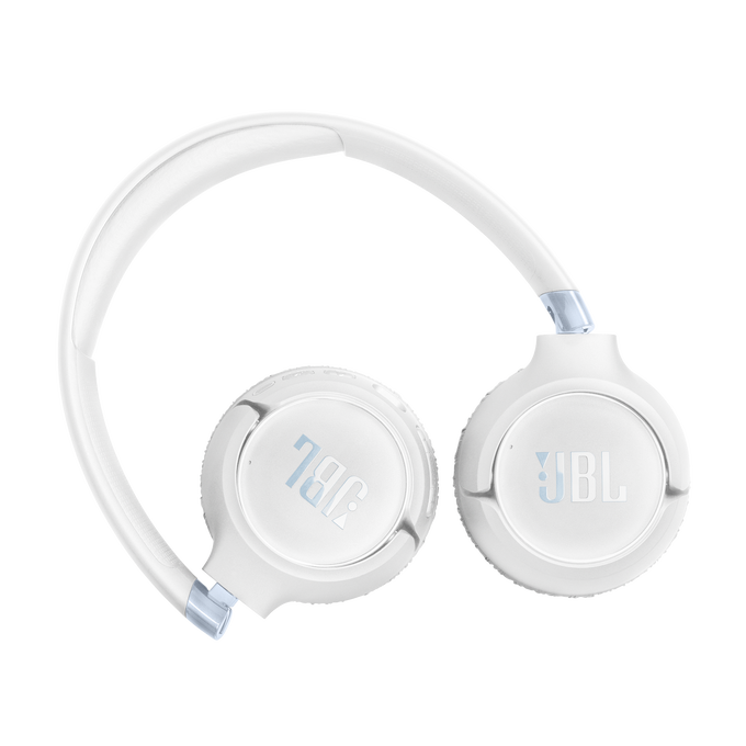Auriculares JBL blancos con logo azul, sobre fondo negro.
