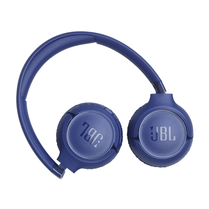 Un par de auriculares JBL azules sobre fondo negro.