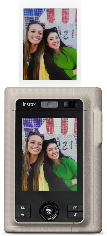 Két mosolygó nő egy színes fal előtt az Instax kamera kijelzőjén.