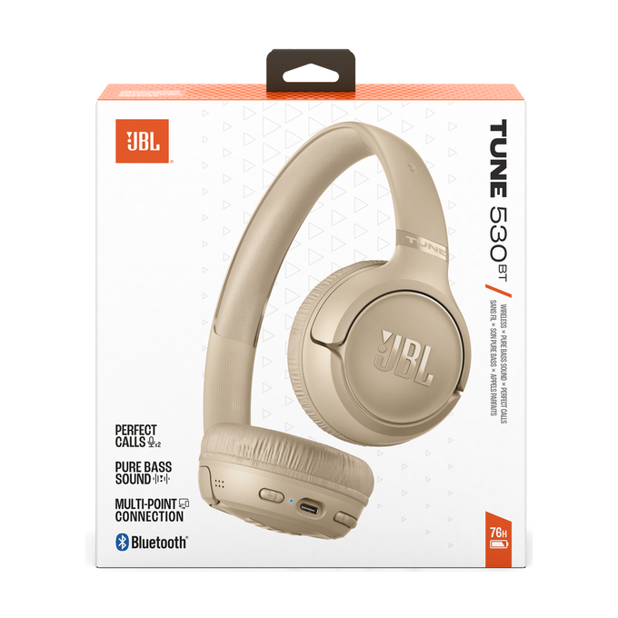 Auriculares JBL Tune 530BT beige con Bluetooth en embalaje blanco.