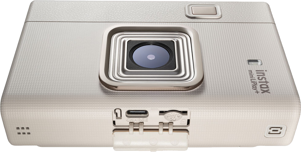 Egy fehér Instax Mini LiPlay+ kamera lencsével, töltőporttal és microSD foglalattal.