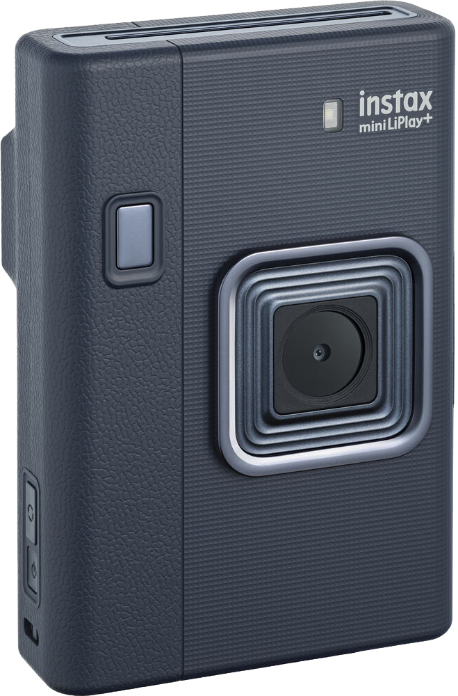 Sötétszürke Instax Mini LiPlay+ kamera, az objektívre és a vakura fókuszálva.