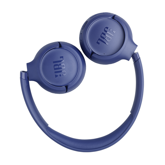 Un par de auriculares JBL azules yace sobre fondo negro.
