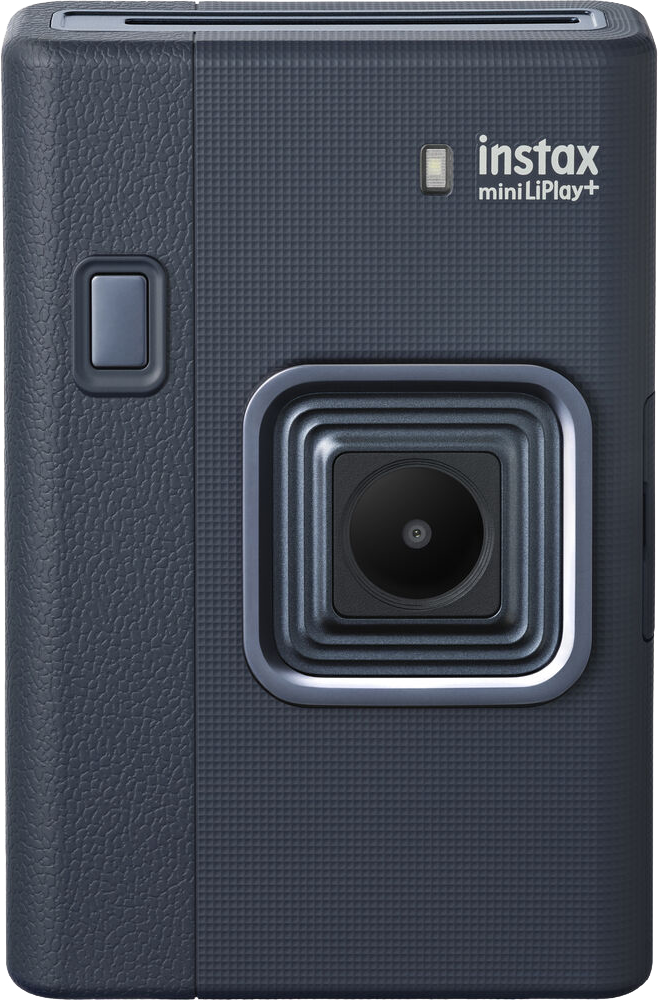Sötétszürke Instax mini LiPlay+ kamera elölnézete, négyzet alakú objektívvel és vakuval.