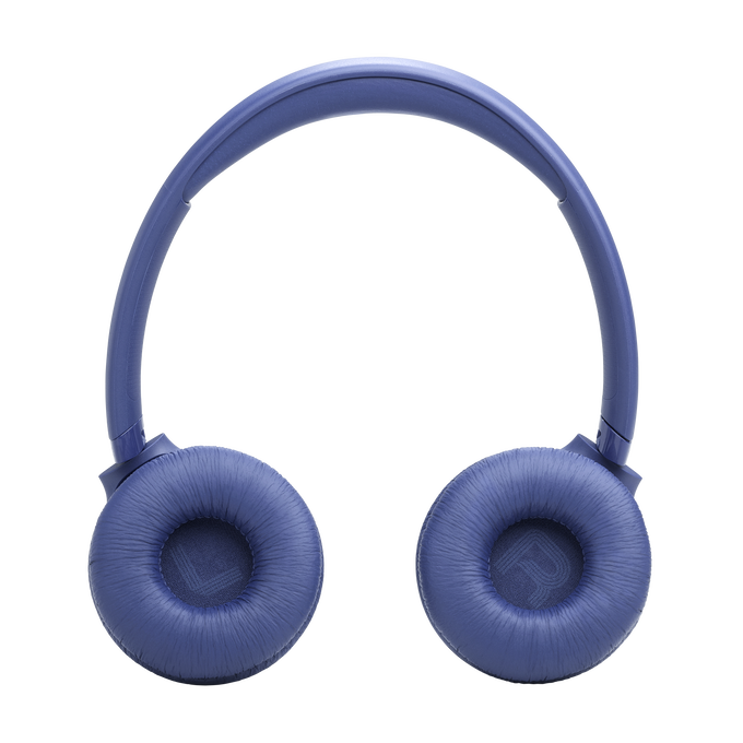 Auriculares azules con almohadillas y diadema sobre fondo negro.