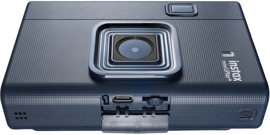 Sötétkék Instax Mini LiPlay+ fényképezőgép lencsével és portokkal.