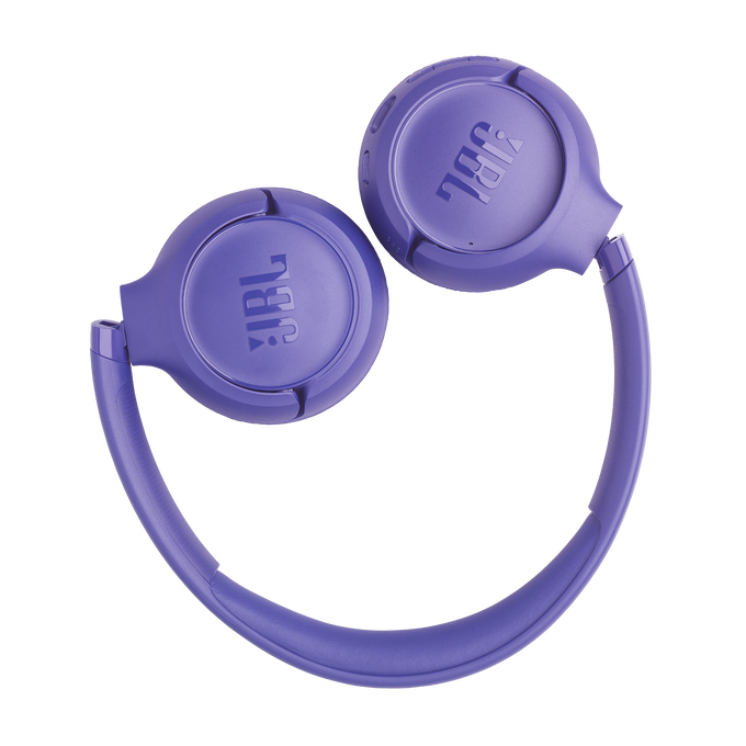 Auriculares JBL morados con copas supraaurales sobre fondo negro.