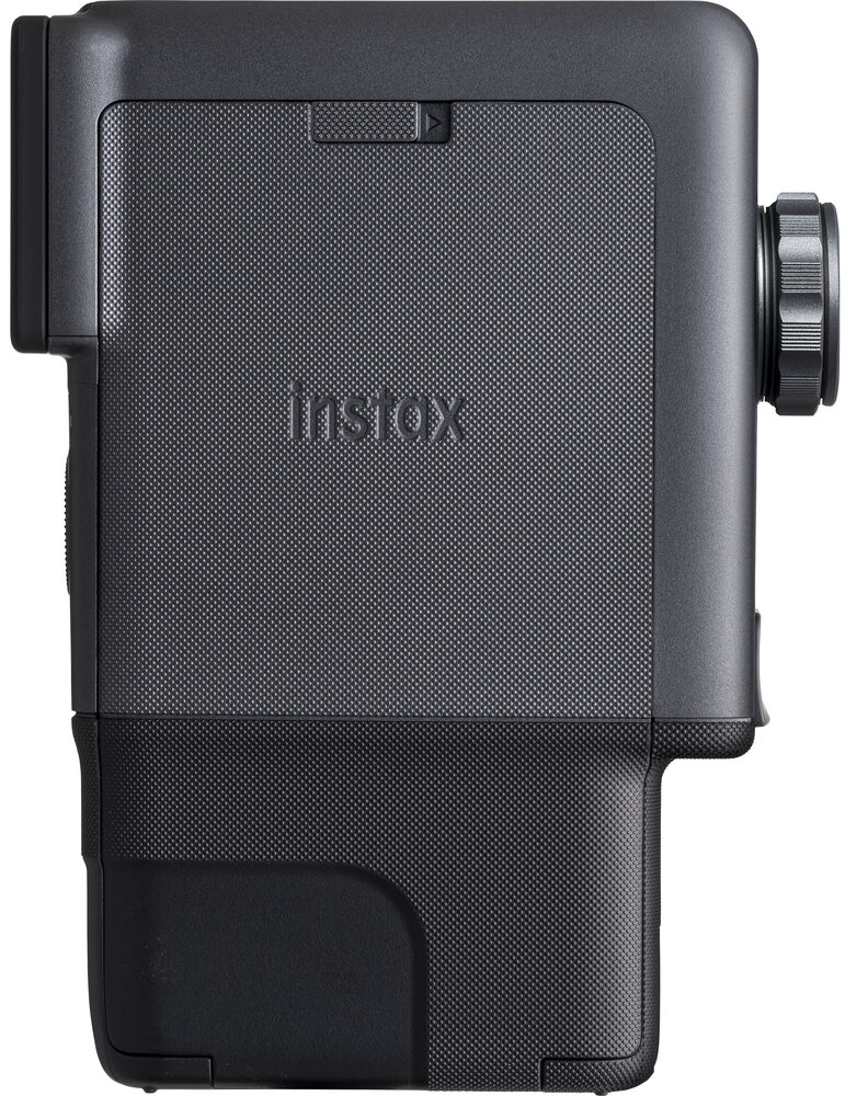 Fekete Instax nyomtató texturált felületekkel és tárcsával.