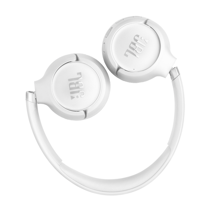 Auriculares JBL blancos con almohadillas acolchadas y diadema ajustable.