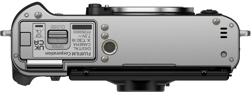 Ezüst Fujifilm digitális fényképezőgép alsó nézete feliratozással.