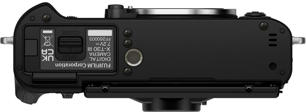Egy fekete Fujifilm digitális fényképezőgép alsó része, címkékkel.