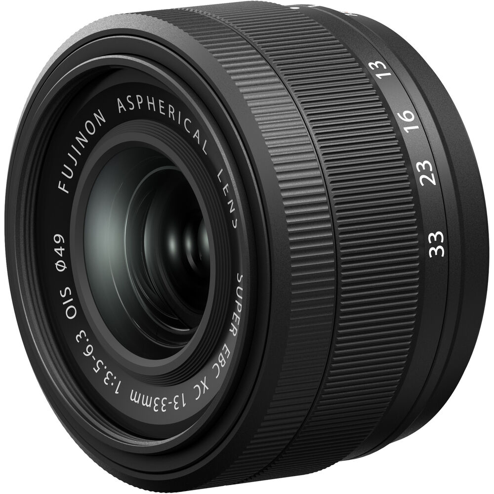 Egy fekete Fujinon objektív 13-33mm és 1:3.5-6.3 jelölésekkel.