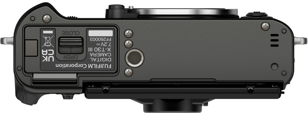 Fekete Fujifilm digitális fényképezőgép alsó része, feliratokkal és csatlakozókkal.
