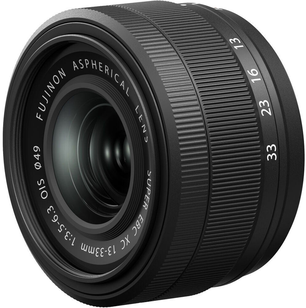 Fekete Fujinon 13-33mm f/3.5-6.3 objektív fókuszjelzésekkel és rekeszgyűrűkkel.