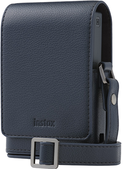 Sötétkék bőr Instax fényképezőgép tok szíjjal.