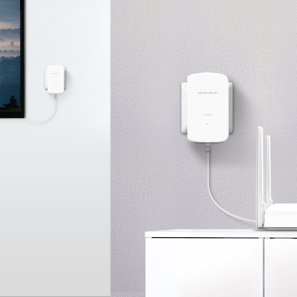 Adaptador blanco Mercusys AV1000 enchufado en toma de pared cerca TV.
