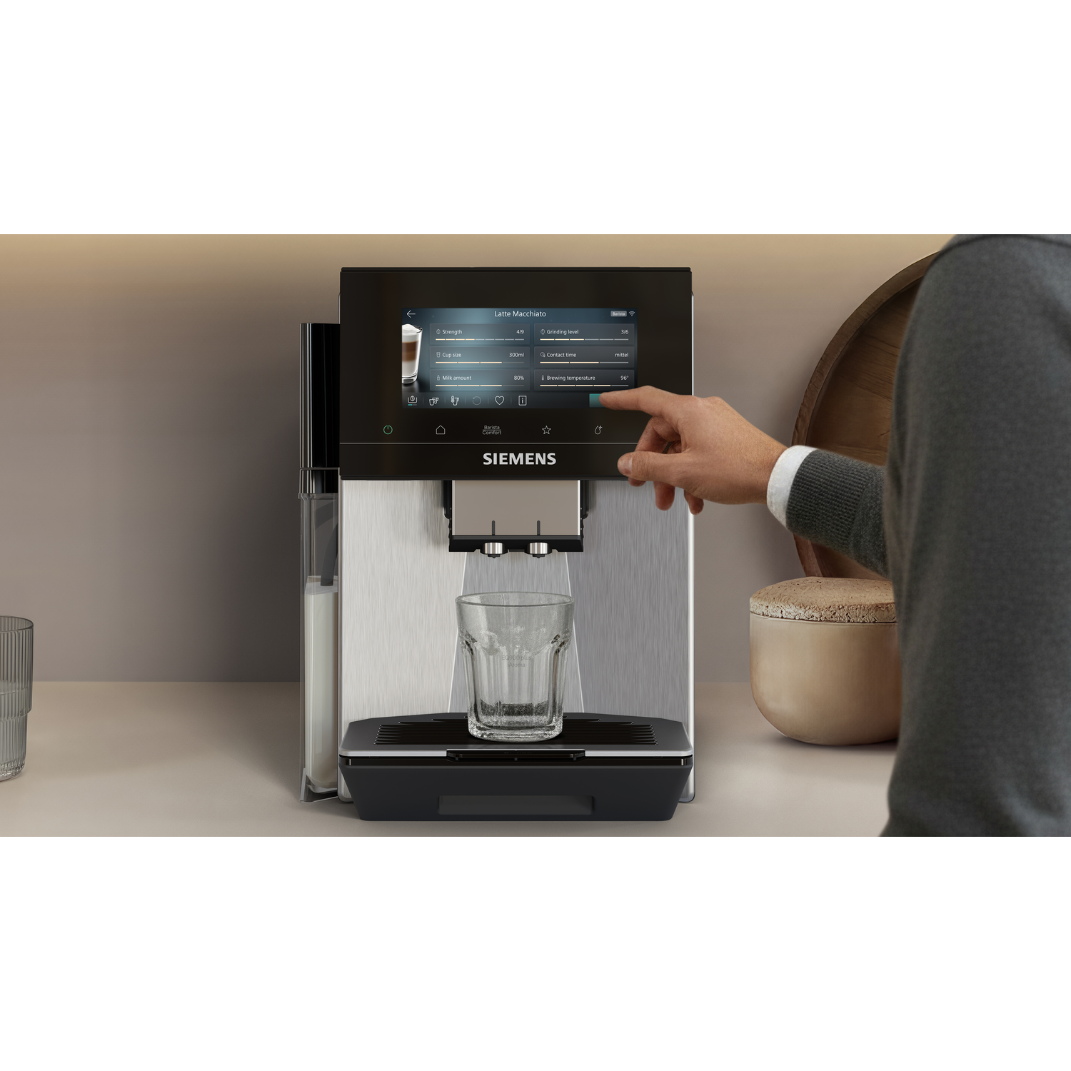 Une machine à café avec écran tactile affichant les réglages du Latte Macchiato.