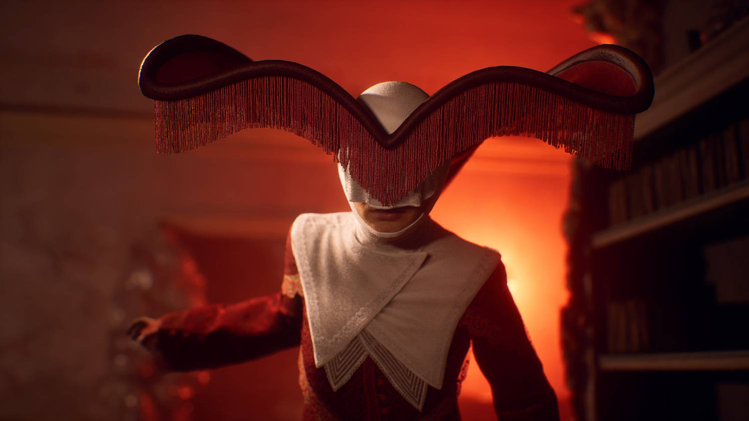 Una figura con atuendo rojo y sombrero de flecos llamativo lleva una máscara blanca.