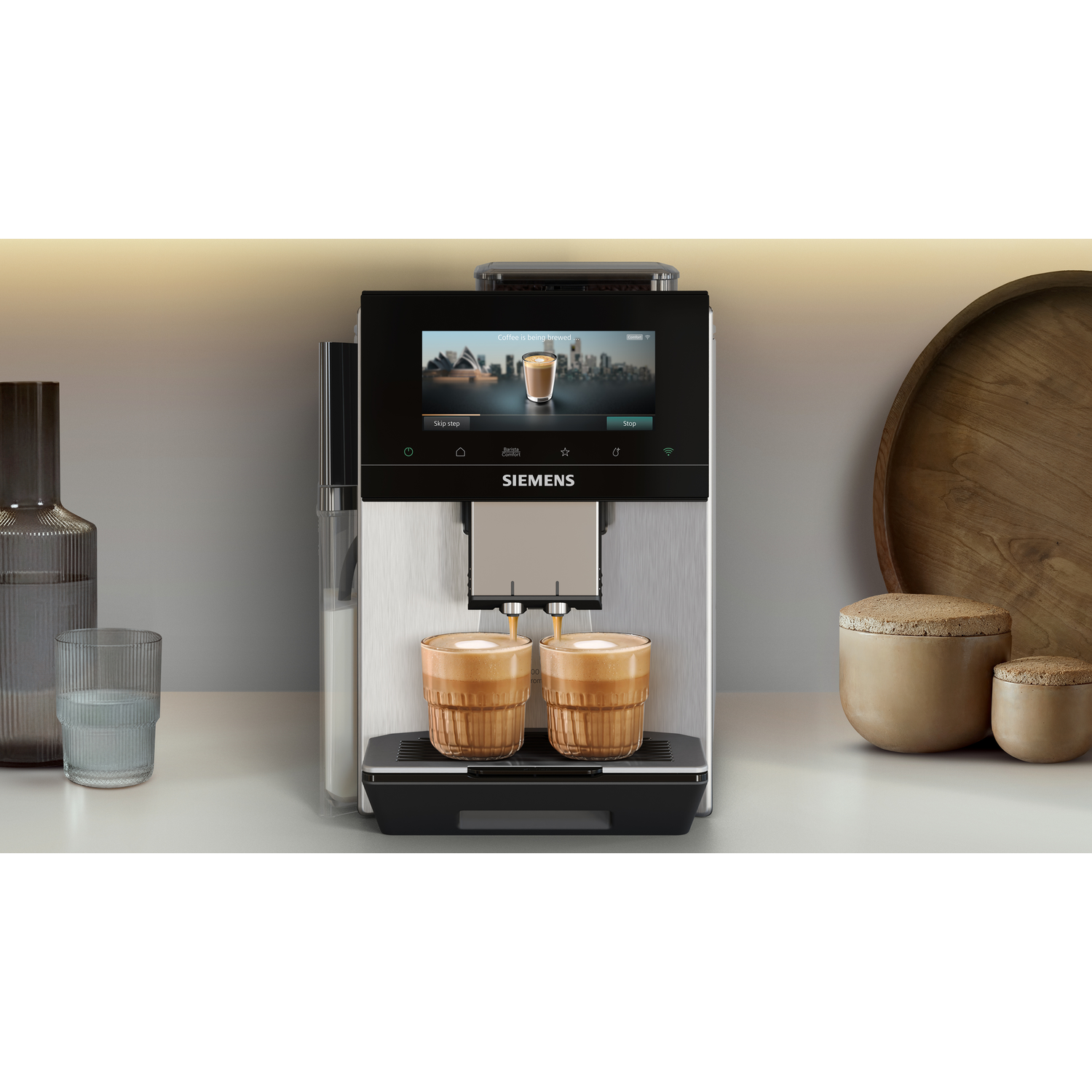 Une machine à café Siemens prépare deux cappuccinos dans des tasses en verre.