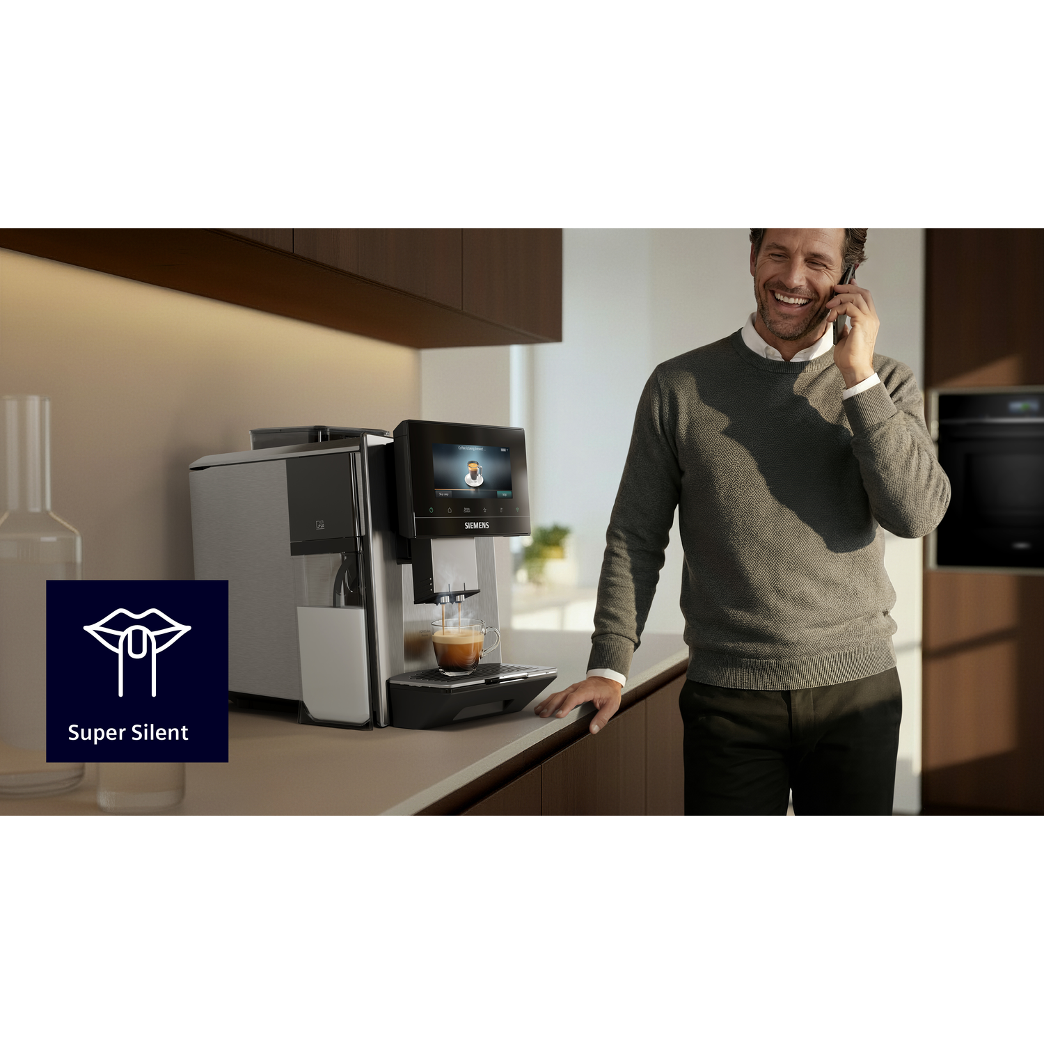 Homme au téléphone à côté d'une machine à café qui prépare du café.