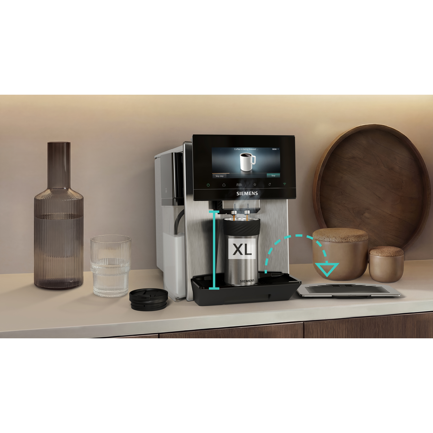 Machine à café avec grand gobelet XL, bouteille en verre et tasse sur le comptoir.