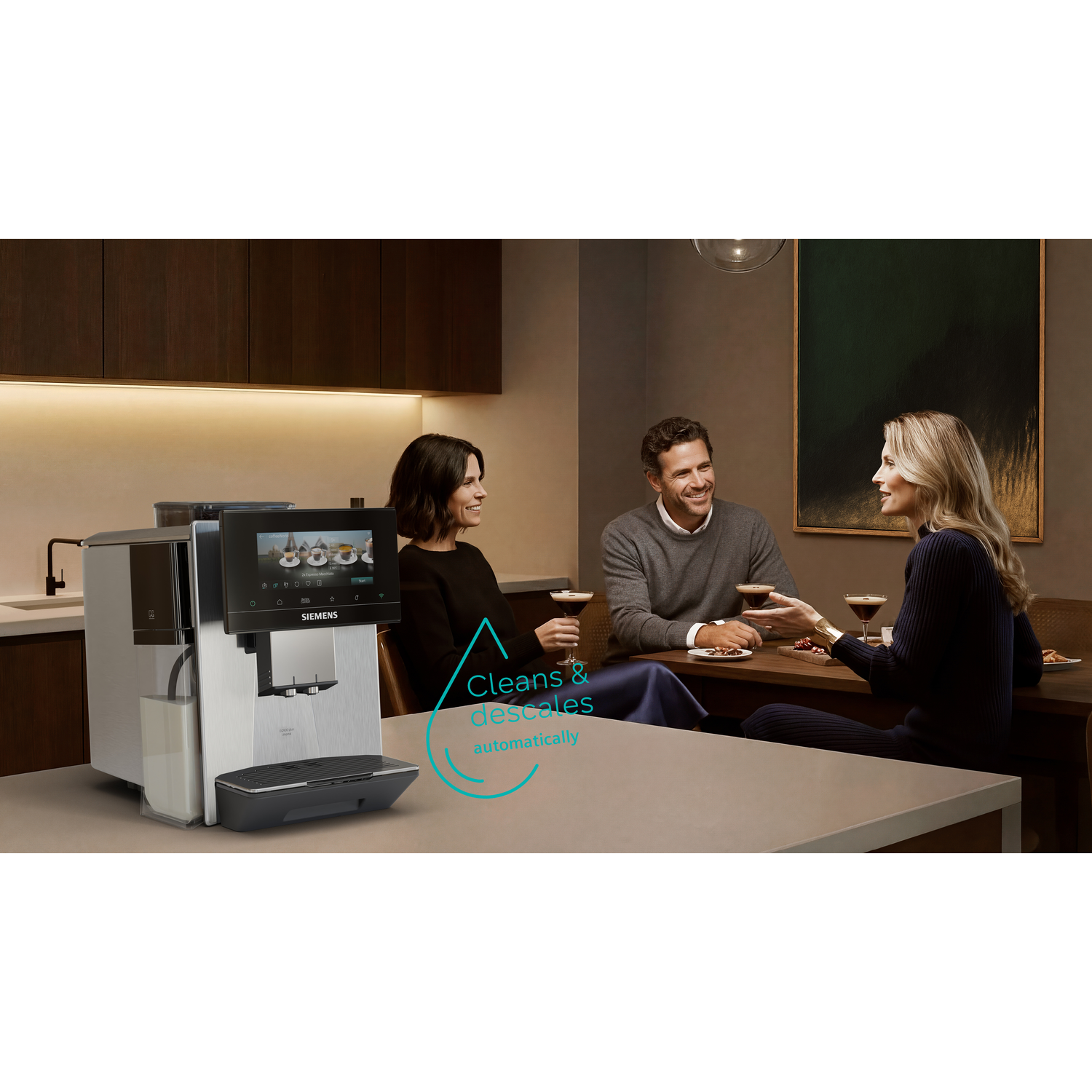 Machine à café avec écran tactile et trois personnes à table.