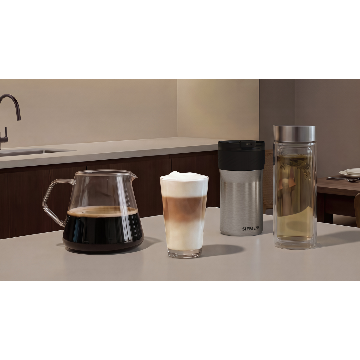 Une verseuse en verre de café, un latte macchiato, un gobelet Siemens et un verre de thé.
