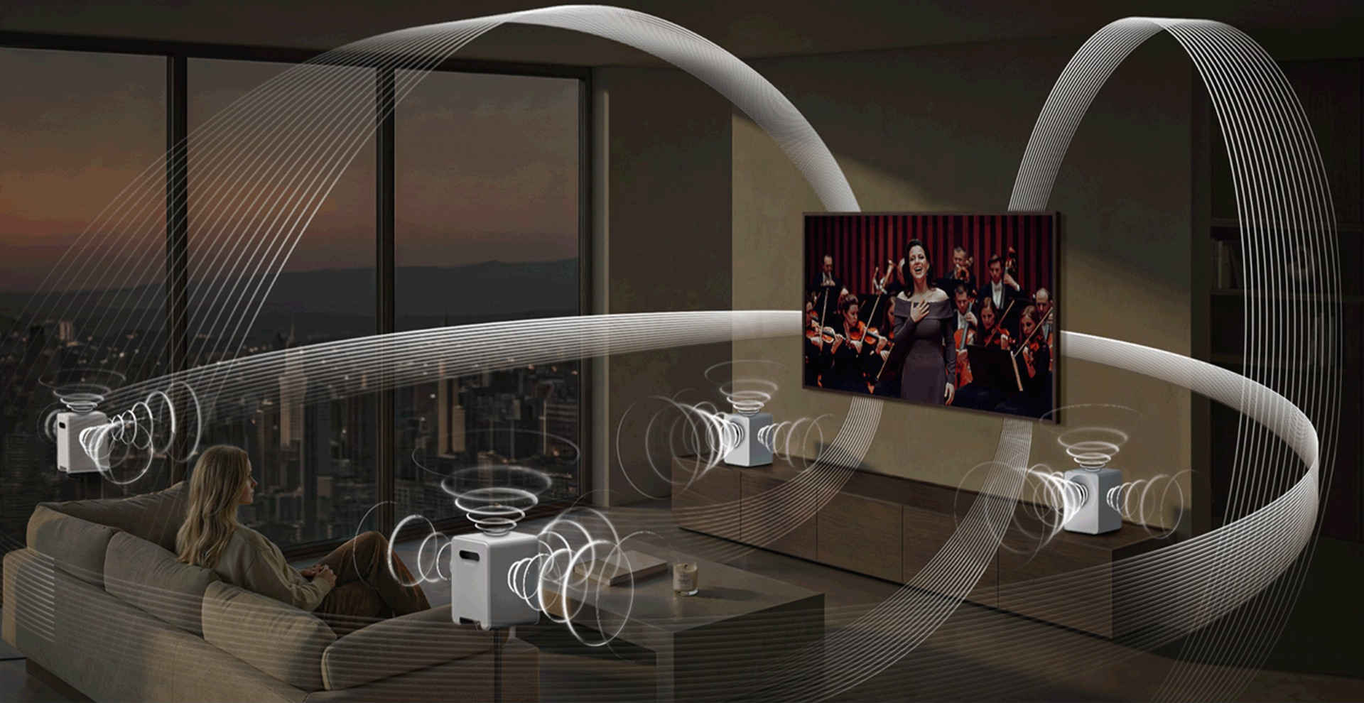 Femme sur canapé regarde opéra, entourée d'enceintes et d'ondes sonores.
