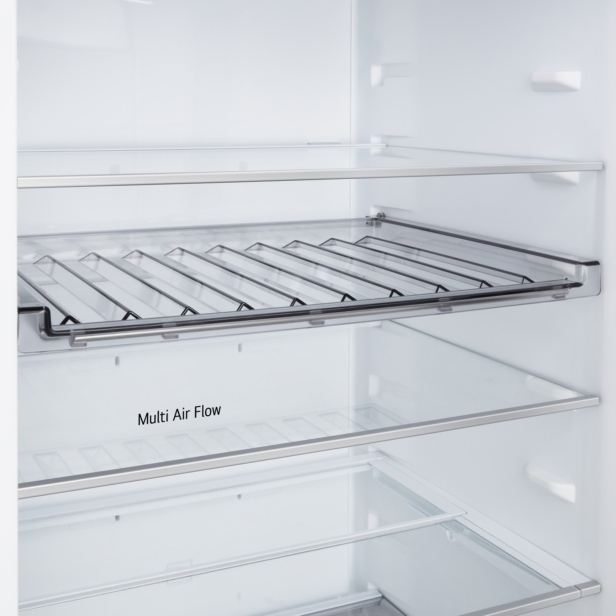 Vista interior de un refrigerador vacío con estantes de vidrio y texto 'Multi Air Flow'.