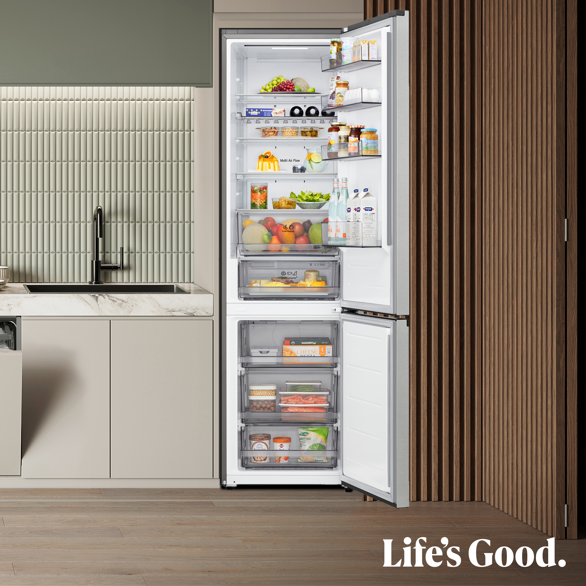 Un refrigerador abierto lleno de comida, junto a una encimera de cocina.