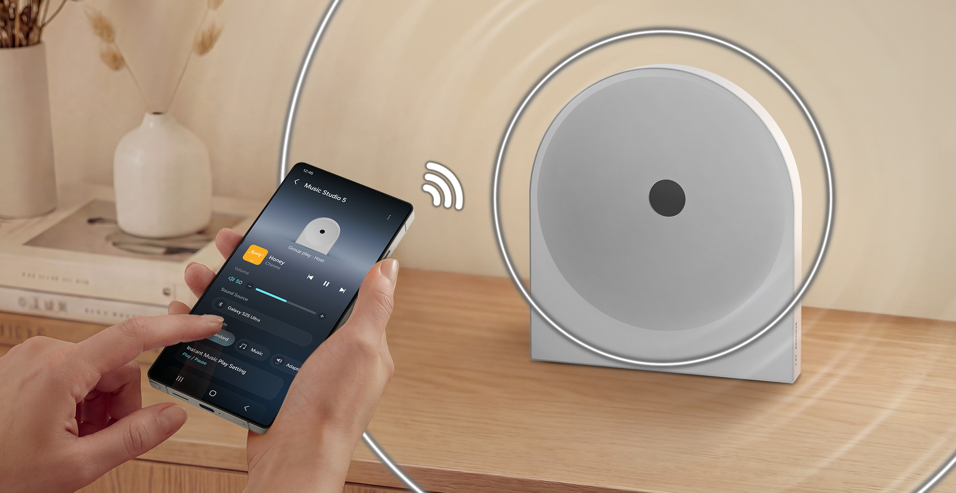 Una mano tiene uno smartphone che riproduce musica, connettendosi a un altoparlante.