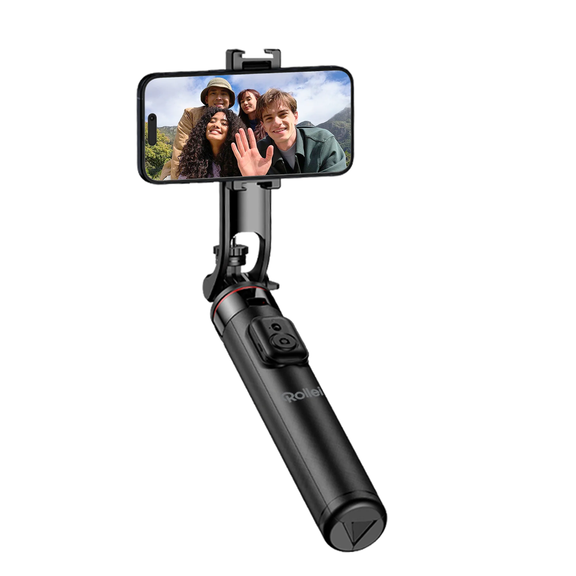 Un selfie stick mostra quattro giovani sorridenti che si filmano all'aperto.