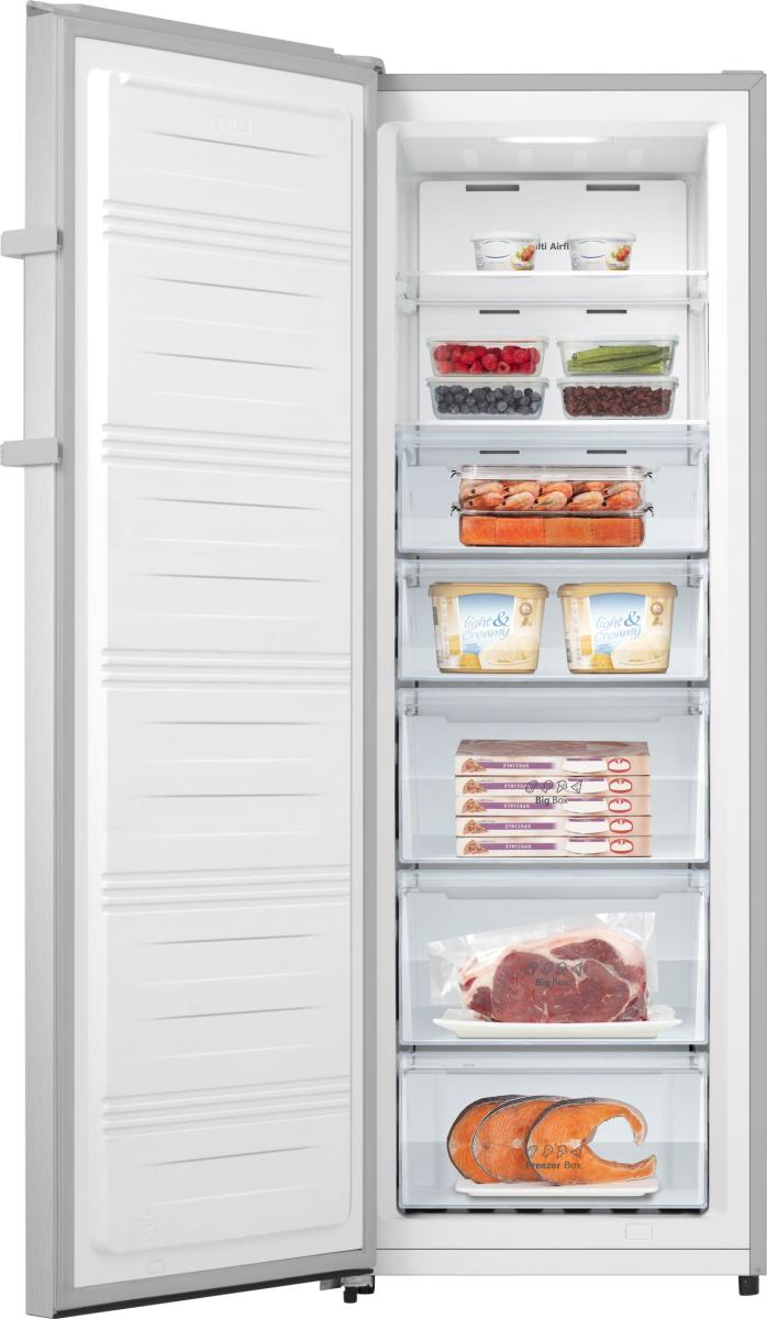 Offener Gefrierschrank mit Lebensmitteln: Beeren, Gemüse, Garnelen, Eis, Fleisch, Fisch.