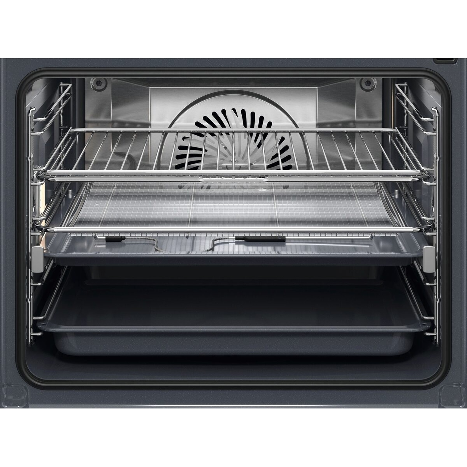 Vista interna di un forno aperto con tre griglie e due teglie.