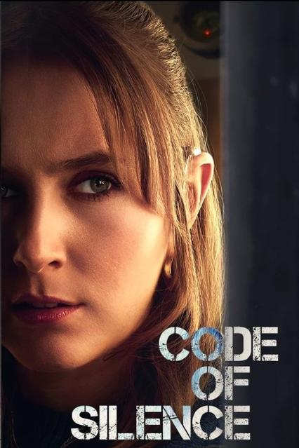 Nahaufnahme einer Frau mit blonden Haaren, die "CODE OF SILENCE" sagt.