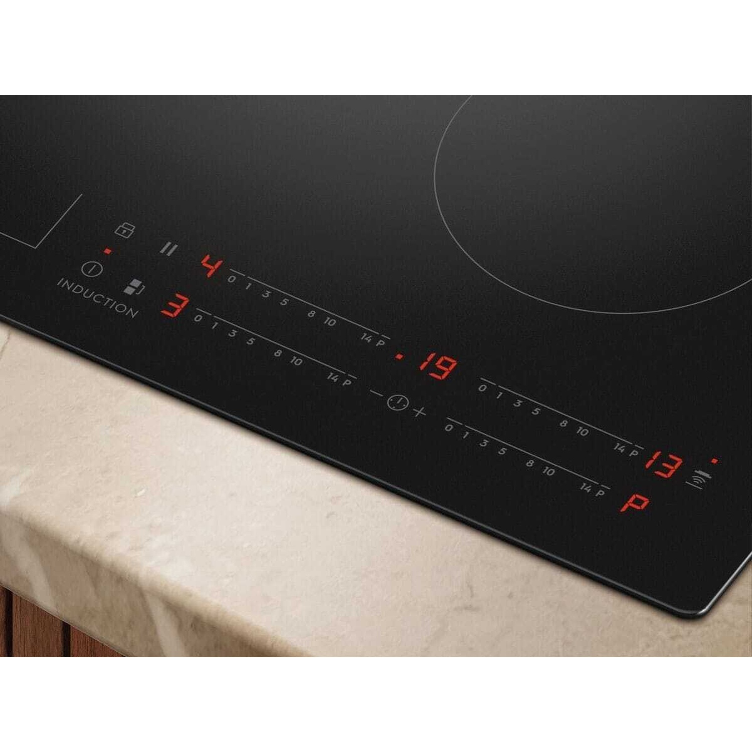 Piano cottura a induzione nero con display digitali rossi che mostrano le impostazioni 3, 4, 13, 19.
