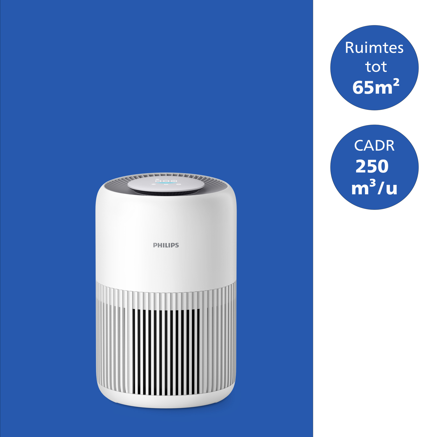 Een witte Philips luchtreiniger met digitaal display op blauwe achtergrond.