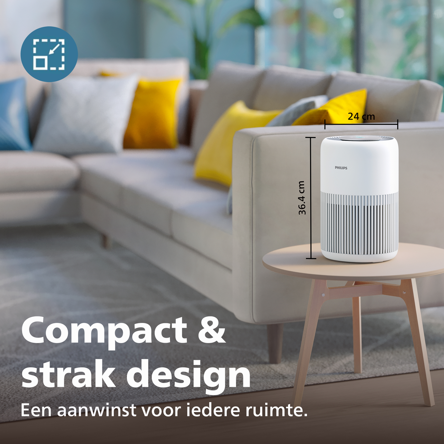 Een witte Philips luchtreiniger staat op een bijzettafel naast een bank.