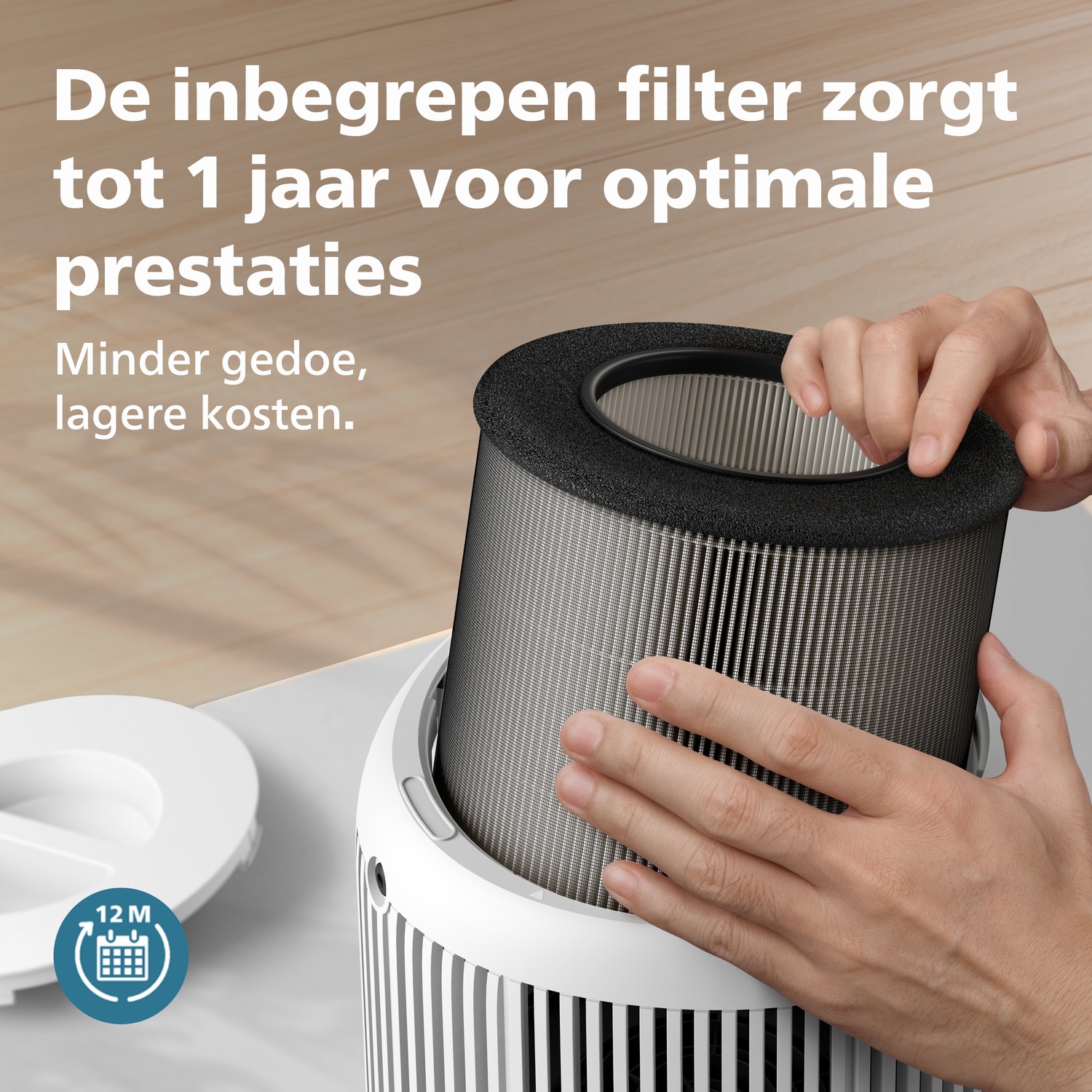 Handen vervangen een luchtfilter, dat tot 1 jaar optimale prestaties levert.